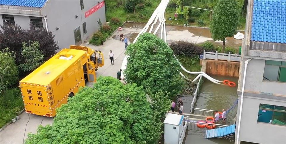 Overstromingen en schadepompwagen